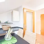 - 3-bedroom Luxury: Central & Spacious In & Big Tv And Kitchen - Apartment Duisburg