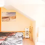 - 3-bedroom Luxury: Central & Spacious In & Big Tv And Kitchen - Apartment Duisburg