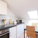 - 3-bedroom Luxury: Central & Spacious In & Big Tv And Kitchen - Apartment *