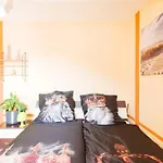 - 3-bedroom Luxury: Central & Spacious In & Big Tv And Kitchen - Apartment Duisburg