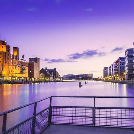 - 3-bedroom Luxury: Central & Spacious In & Big Tv And Kitchen - *