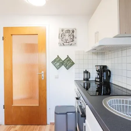 - 3-bedroom Luxury: Central & Spacious In & Big Tv And Kitchen - Apartamento Duisburg