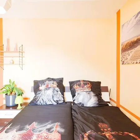 - 3-bedroom Luxury: Central & Spacious In & Big Tv And Kitchen - Apartamento Duisburg