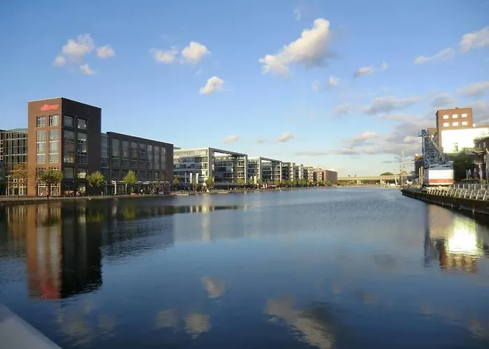 - 3-bedroom Luxury: Central & Spacious In & Big Tv And Kitchen - 아파트