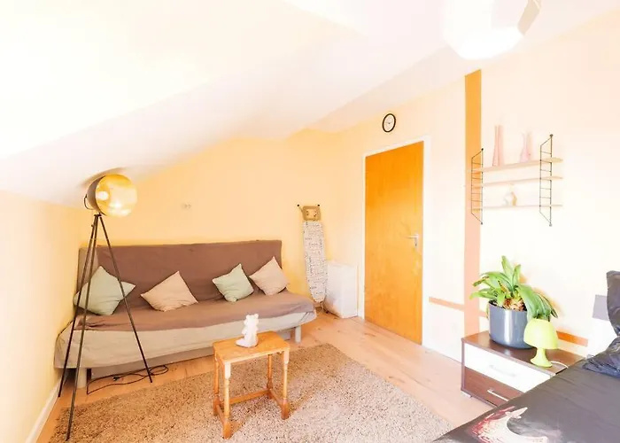 - 3-bedroom Luxury: Central & Spacious In & Big Tv And Kitchen - *