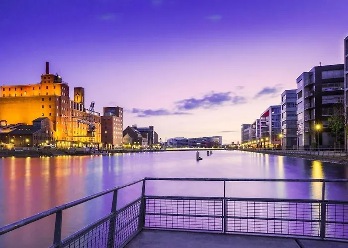 - 3-bedroom Luxury: Central & Spacious In & Big Tv And Kitchen - *