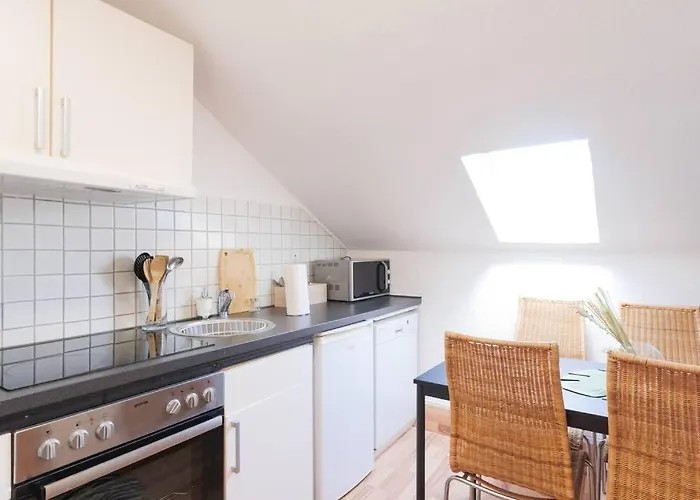 - 3-bedroom Luxury: Central & Spacious In & Big Tv And Kitchen - 아파트 *