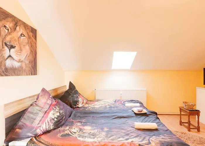 - 3-bedroom Luxury: Central & Spacious In & Big Tv And Kitchen -